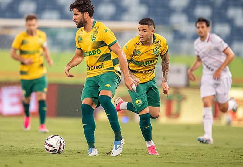 Pepê lidera ranking de assistências e se firma como principal articulador do Cuiabá na Série B