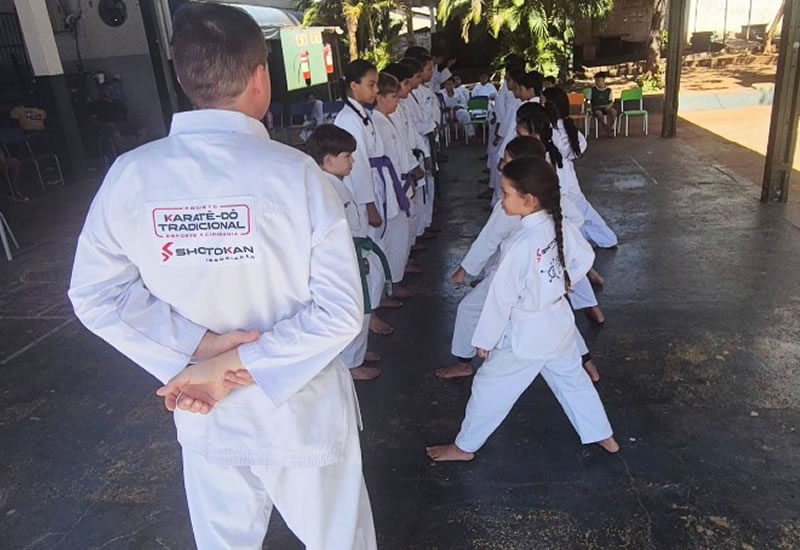 Projeto Karatê-Dô Tradicional Esporte e Cidadania promove exame de faixa para 24 alunos em escola de Cuiabá