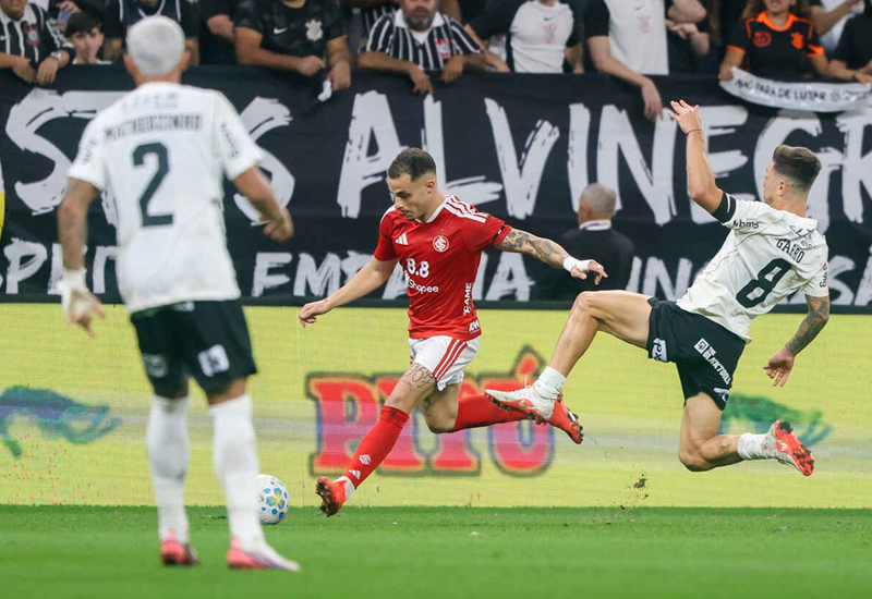 Internacional segura vantagem, perde para o Corinthians e garante vaga nas quartas da Copa do Brasil
