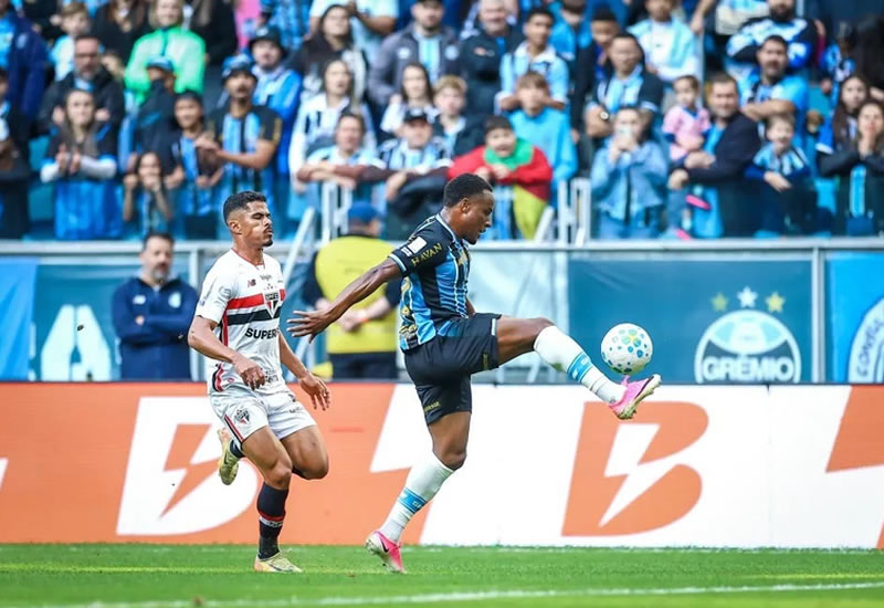 São Paulo sofre virada do Grêmio e amplia jejum para oito jogos no Brasileirão