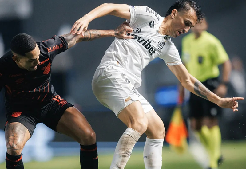 Santos é derrotado pelo Athletico-PR, sofre dois gols de Viveros e retorna ao Z4