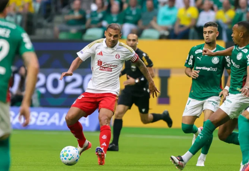 Palmeiras fica no empate com o Internacional e vê Flamengo se aproximar na liderança