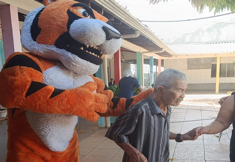 Piloto da Copa Truck visita Abrigo do Bom Jesus e leva alegria aos idosos