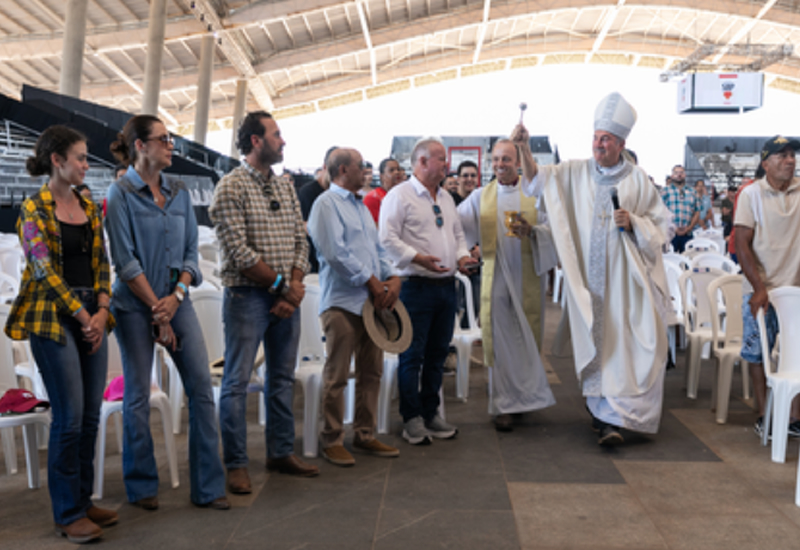 Fé e devoção marcam missa campal com participação de caminhoneiros no Mato Grosso AgroFestival