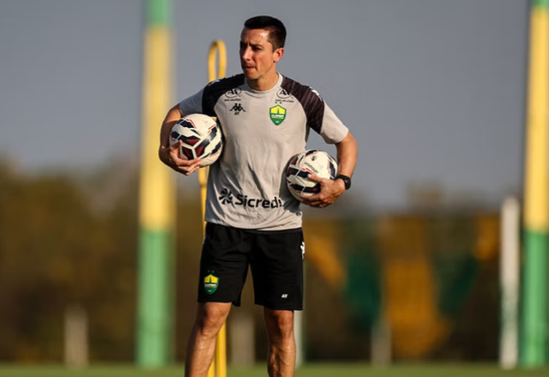 Sem vitória há cinco partidas, Barros elogia atuação do Cuiabá diante do Fortaleza