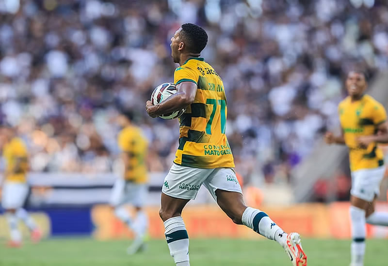 Dourado vence o Ceará fora de casa e respira na classificação da Série B