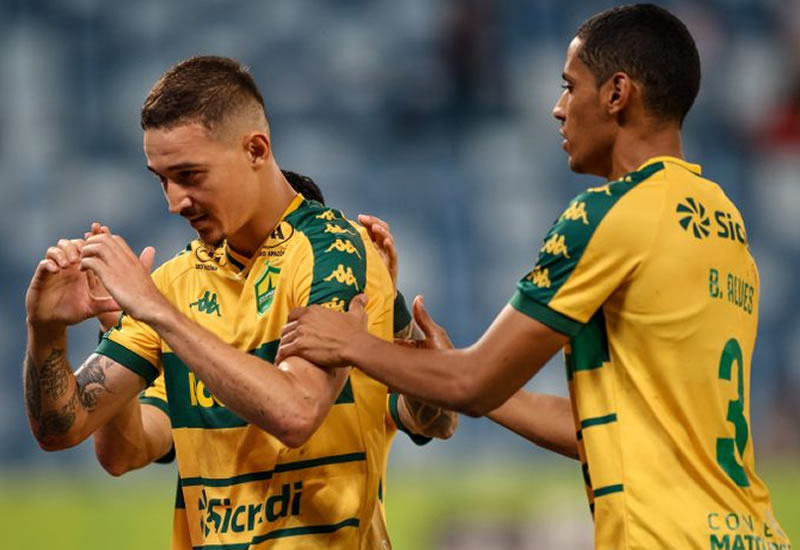 Cuiabá volta a marcar três gols em uma partida após mais de um ano