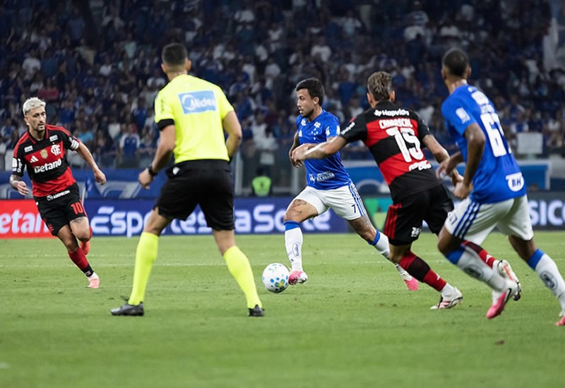 Cruzeiro vence o Flamengo de virada no Mineirão e evita liderança rubro-negra