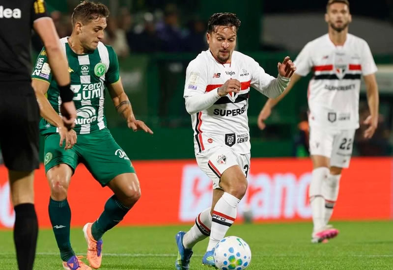 Chapecoense vence São Paulo, que chega a mais um jogo sem vitória no Campeonato Brasileiro