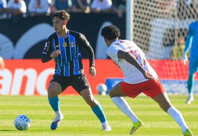 Gustavo Marques marca o gol da vitória do Bragantino sobre o Grêmio
