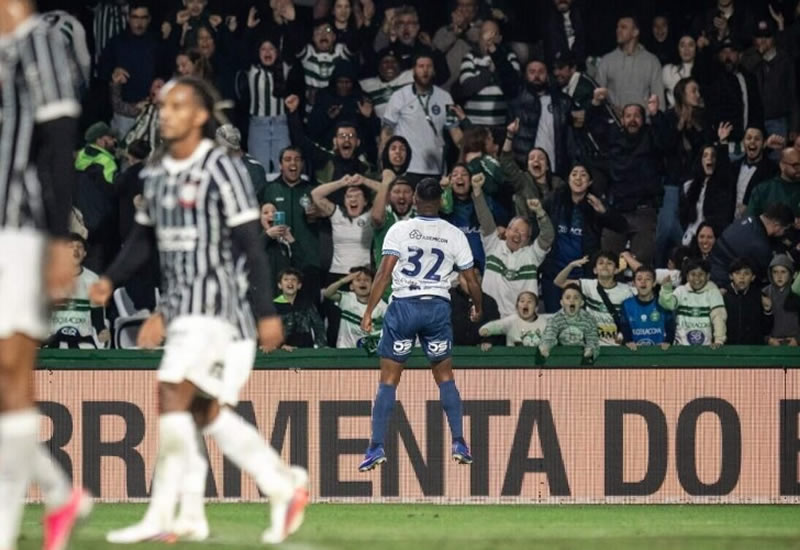 Coritiba vence o Corinthians, que perde terreno na briga pelo G4