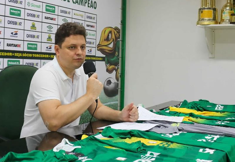 FIFA impõe transfer ban ao Cuiabá por débito com o ex-técnico Petit
