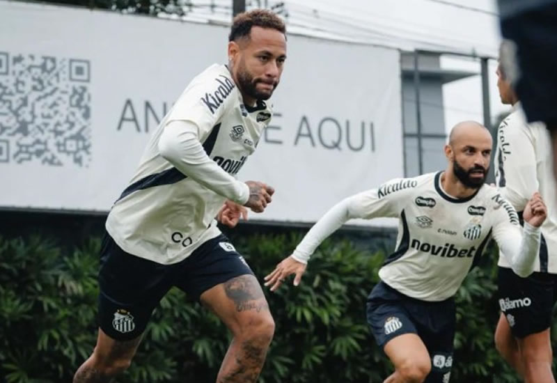 Neymar é relacionado pelo Santos para clássico decisivo contra o Palmeiras na Copa do Brasil