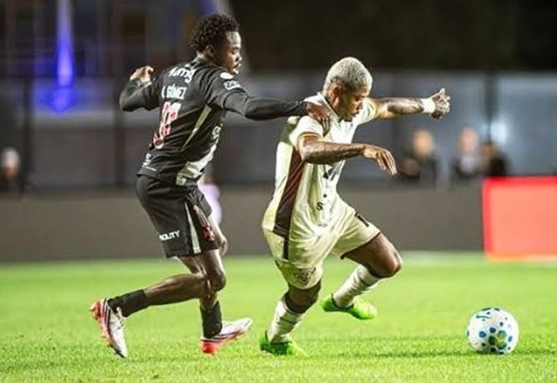 Vasco vence o Vitória com um a menos e larga na frente na Copa do Brasil