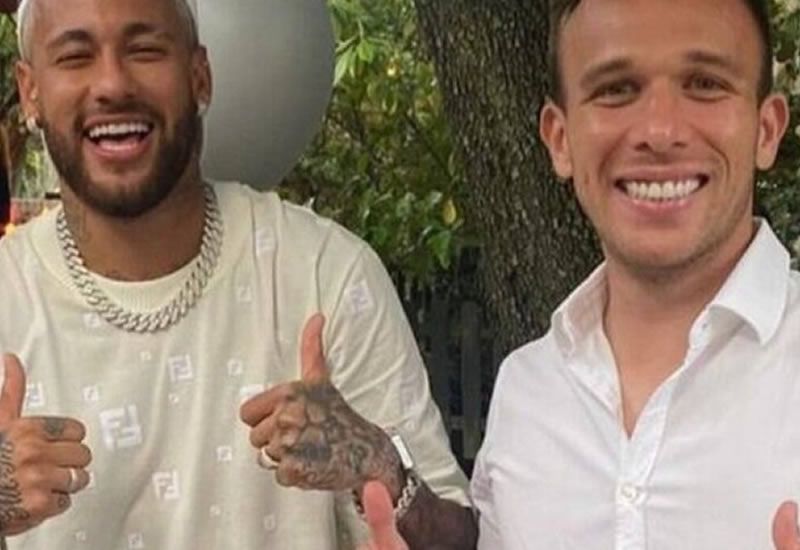 Santos acerta contratação do volante Arthur após indicação de Neymar