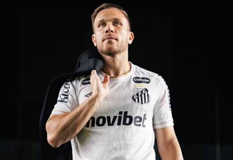 Santos anuncia chegada do meia Arthur com contrato até dezembro de 2026