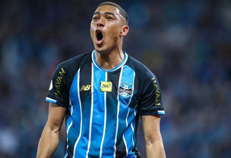 Com dois gols de Carlos Vinicius, Grêmio vence Gre-Nal e avança na Copa do Brasil