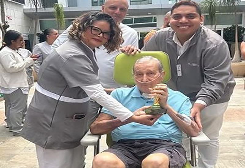 Parreira deixa hospital após três meses e é recebido com aplausos e gritos de 'É campeão!'