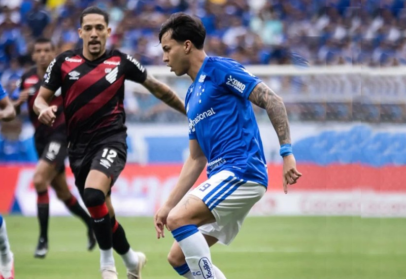 Cruzeiro bate o Athletico-PR em casa e ganha força na briga pelo G-5