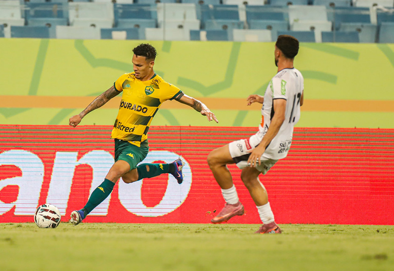 Dourado bate o Athletic e sobe na tabela da Série B