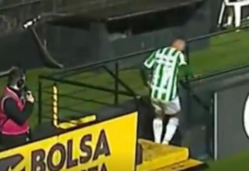 Jogador deixa o campo para ir ao banheiro e volta a tempo de marcar o gol da vitória