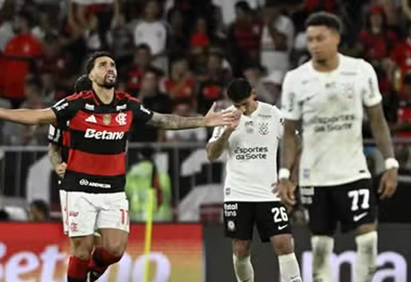 Flamengo vence time reserva do Corinthians e segue na liderança do Brasileirão