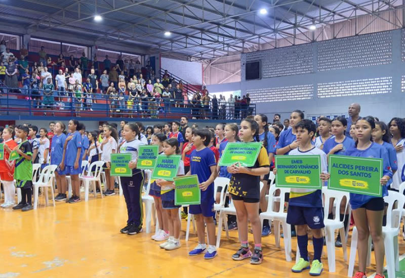 Ginásio Marechal Rondon recebe abertura dos Jogos Escolares Mirim com centenas de crianças