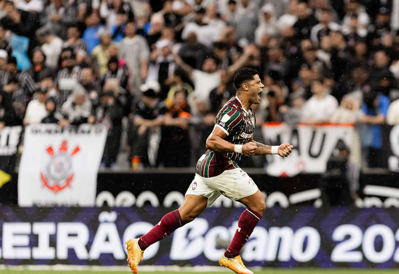 Corinthians é derrotado pelo Fluminense e chega à sexta derrota consecutiva no Brasileirão
