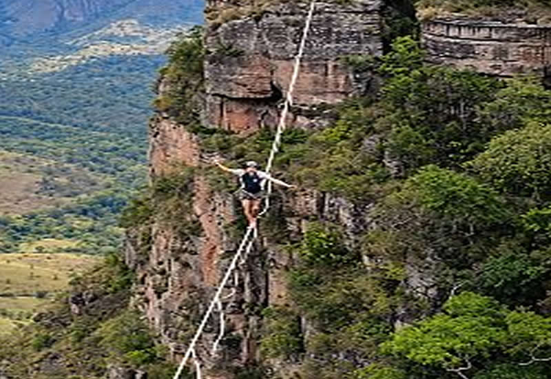 Atleta desafia os paredões de Chapada dos Guimarães em travessia de highline