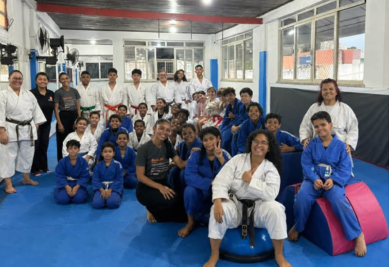 Projeto em Cuiabá aproxima karatê e judô em atividade voltada para crianças