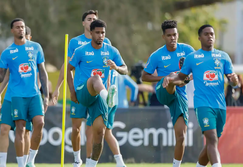 Ancelotti comanda primeiro treino com grupo completo da Seleção Brasileira