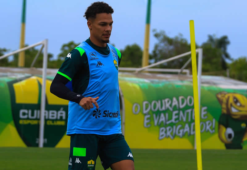 Cuiabá treina pela manhã e segue para Goiânia para duelo contra o Vila Nova