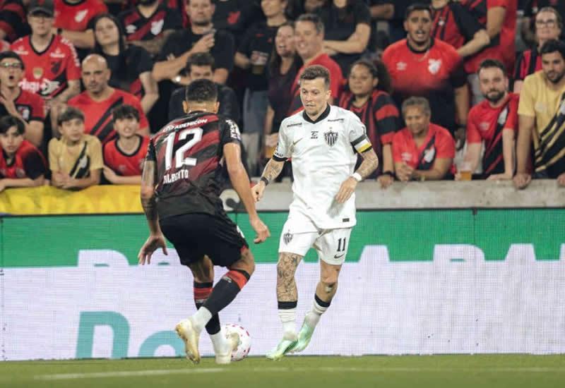 Lyanco vai de vilão a herói no empate do Atlético-MG por 2 a 2 com o Athletico-PR