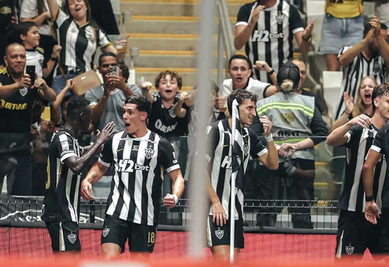 Com gol de bicicleta e virada no fim, Atlético-MG supera o Santos