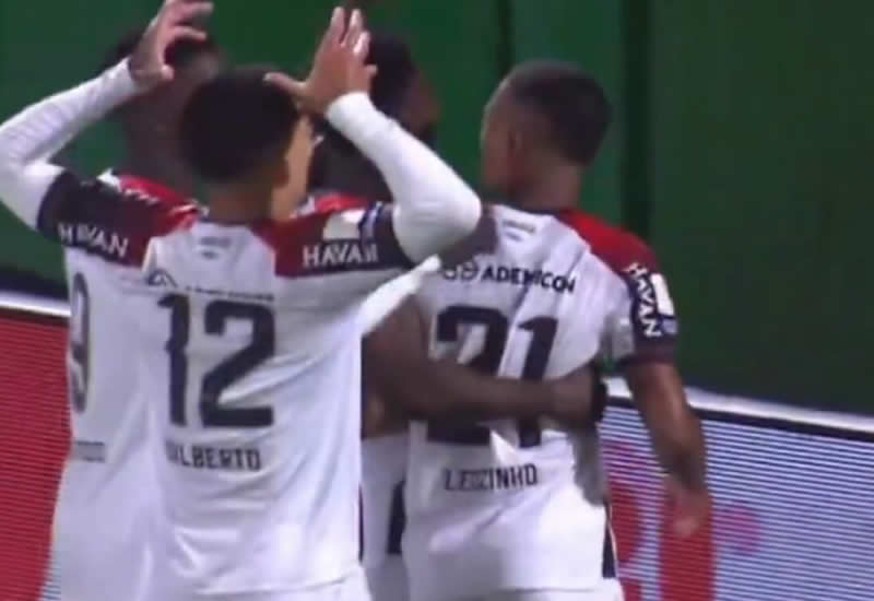 Athletico-PR goleia a Chapecoense e sobe para a 3ª posição do Brasileirão