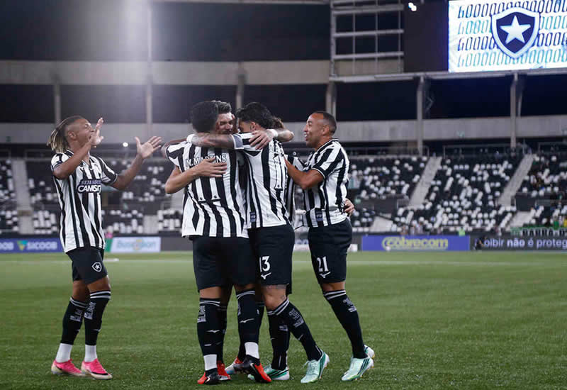 Botafogo vence a primeira partida com Tite após gol de Tiquinho