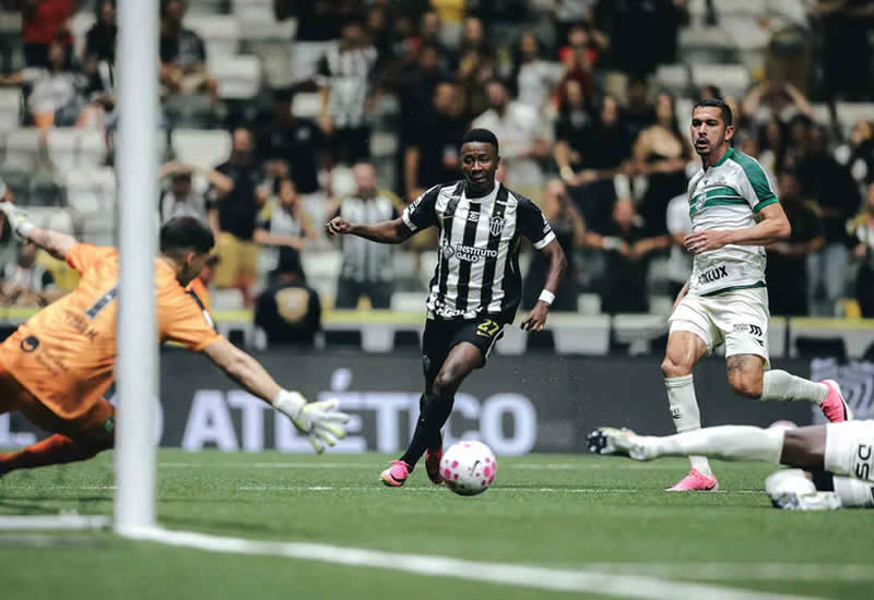 Galo vence o Coritiba em jogo disputado e sobe para o quinto lugar