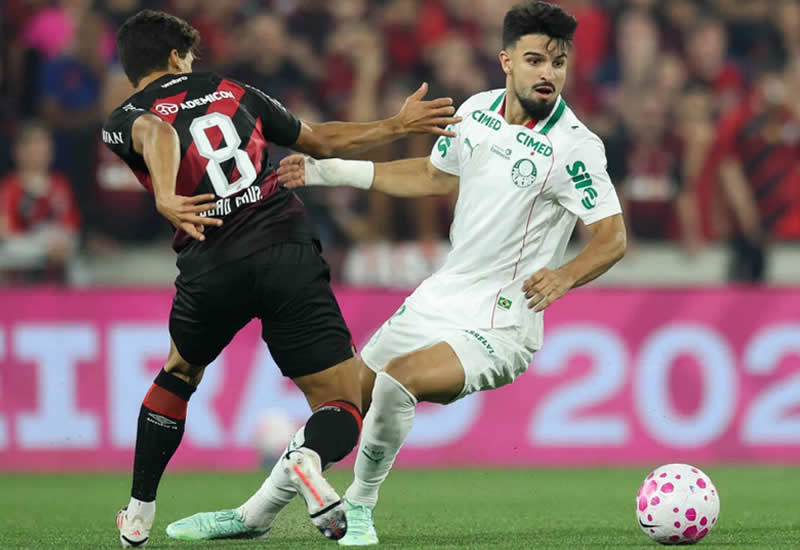 Mesmo com um jogador a menos, Palmeiras vence o Athletico-PR e reassume a liderança do Brasileirão