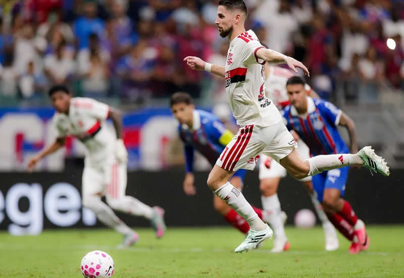 Flamengo derrota o Bahia, mantém a liderança do Brasileirão e aumenta tabu contra Ceni