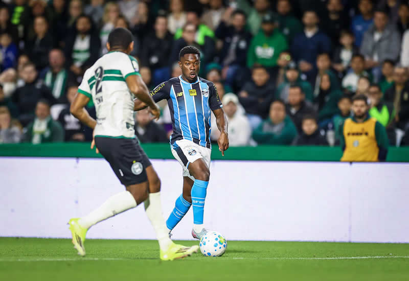 Grêmio marca nos minutos finais, vence o Coritiba e conquista primeiro triunfo fora de casa
