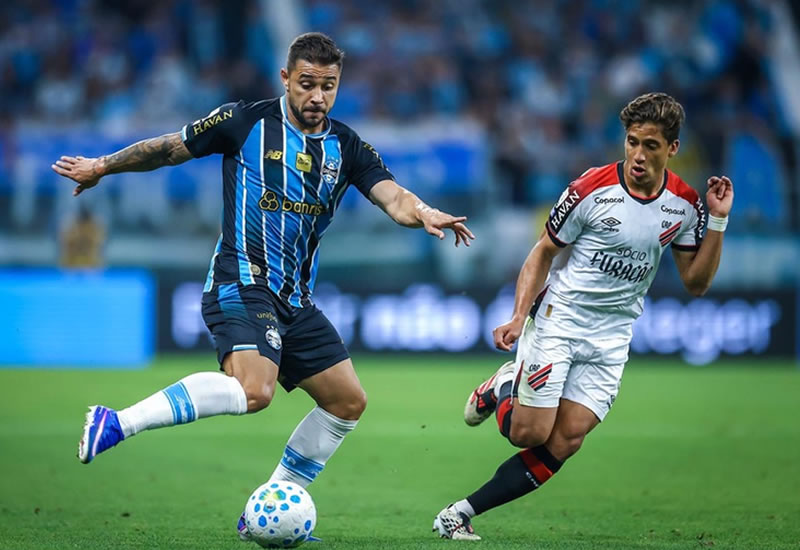 Vitória do Grêmio sobre o Athletico-PR tira o Tricolor do Z4 e coloca o Inter na degola