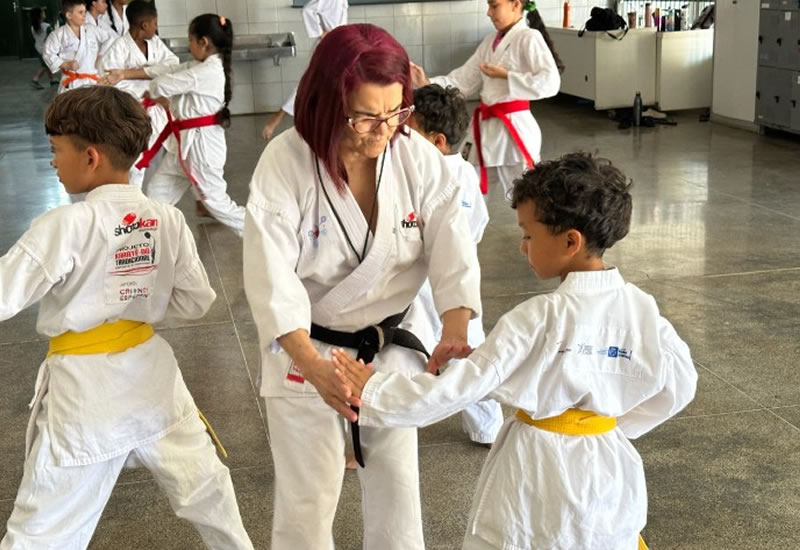 Sensei Vilda ministra curso de aperfeiçoamento técnico de Karatê na Acaks